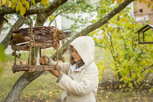 esmer kızla sarı sonbahar bir mahallede hafif bir ceket bırakın