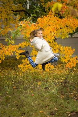 esmer kızla sarı sonbahar bir mahallede hafif bir ceket bırakın