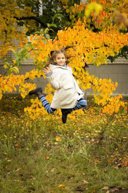 esmer kızla sarı sonbahar bir mahallede hafif bir ceket bırakın