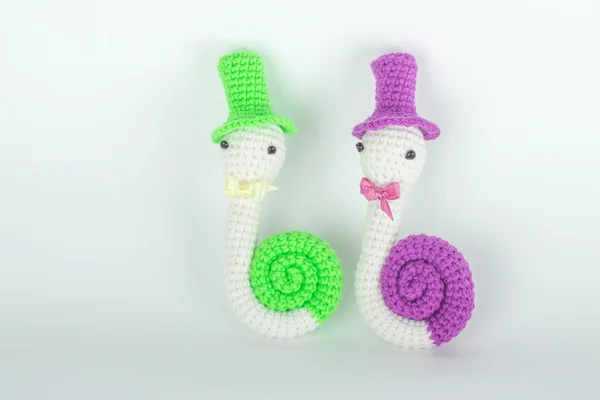 Crochê de brinquedo macio na forma de um caracol em um boné — Fotografia de Stock