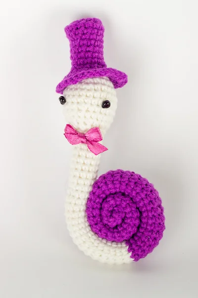 Crochê de brinquedo macio na forma de um caracol em um boné — Fotografia de Stock