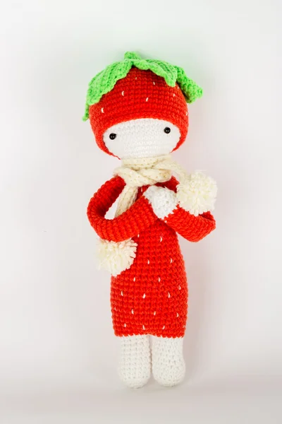 Brinquedo macio crochê um morango vermelho em uma tampa branca e cachecol — Fotografia de Stock