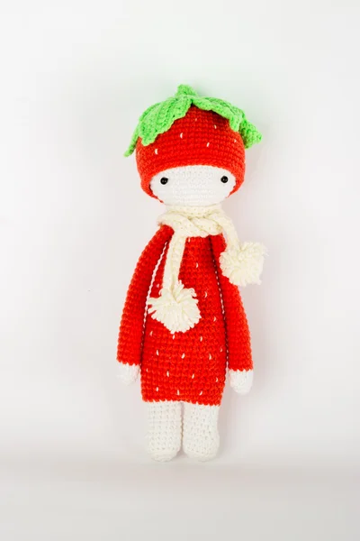 Brinquedo macio crochê um morango vermelho em uma tampa branca e cachecol — Fotografia de Stock