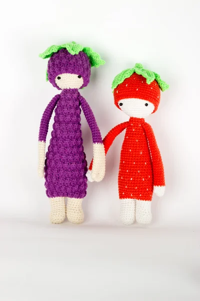 Crochê de brinquedo macio como amoras e morangos em bonés — Fotografia de Stock