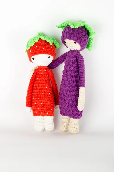 Crochê de brinquedo macio como amoras e morangos em bonés — Fotografia de Stock