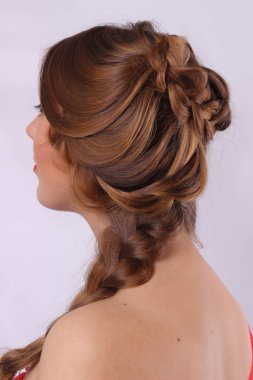 Genç seksi esmer uzun saçlı, saç örgülü zekâ kızdır