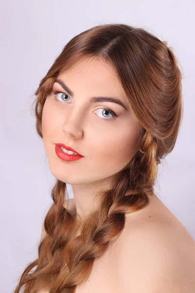 Tineri sexy bruneta fata cu păr lung, the hair is împletite spirit — Fotografie, imagine de stoc