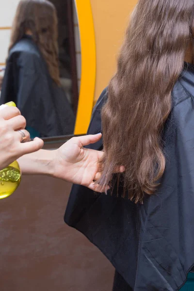 Kapsel en de opbouw van veelkleurige strengen — Stockfoto