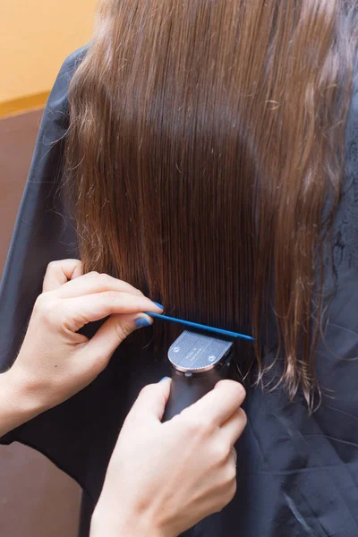 Corte de cabelo e acúmulo de fios multicoloridos — Fotografia de Stock