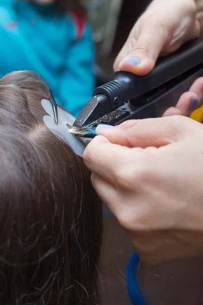 Kapsel en de opbouw van veelkleurige strengen — Stockfoto