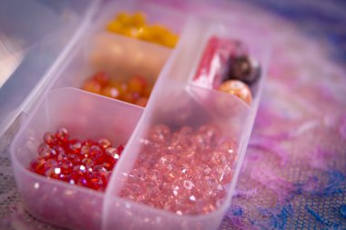 Kap içinde pembe boncuk