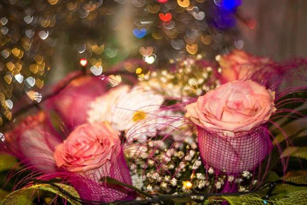 バラと花束のクローズ アップでヒナギク — ストック写真