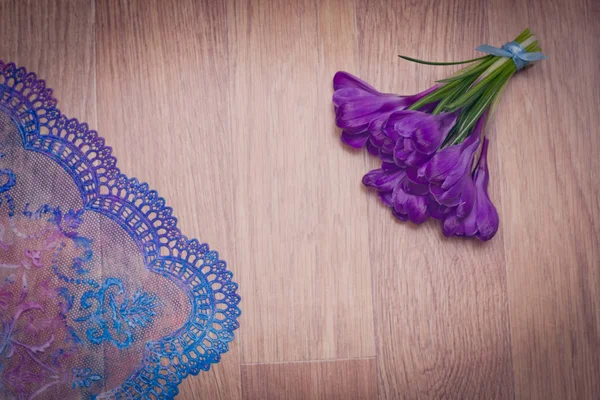 Фиолетовые крокусы и салфетки — стоковое фото