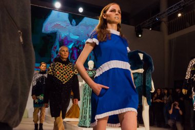Saint-Petersburg üç modelleri moda göstermek