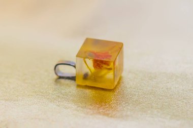 Epoksi reçine kristal çiçek ile yapılan