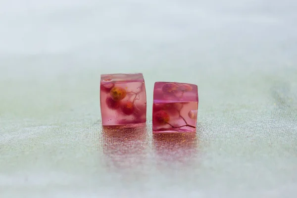 Dos cristales rosados hechos de resina epoxi — Foto de Stock