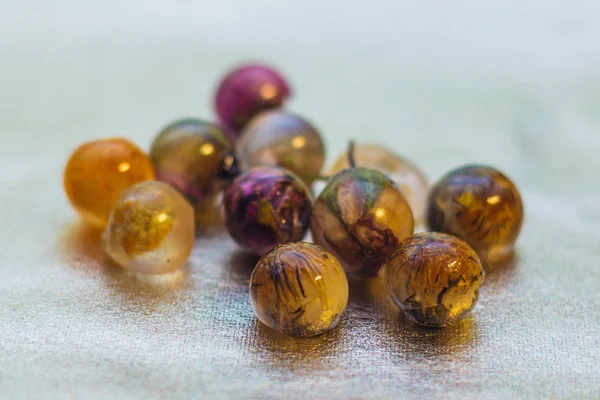 Кристаллы в форме шара из эпоксидной смолы и блесток — стоковое фото