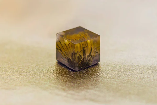 Kristall med blomma gjord av epoxiharts — Stockfoto