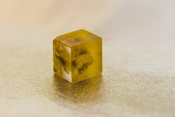 Kristall med blommor gjorda av epoxi harts närbild — Stockfoto