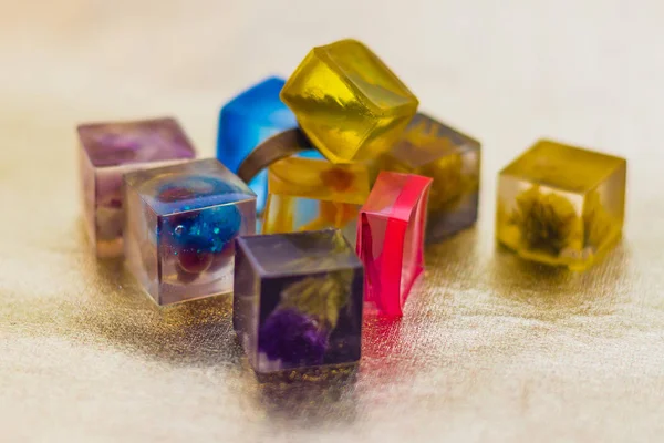 Kristall med glitter och blommor gjorda av epoxi harts närbild — Stockfoto