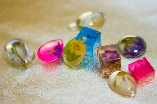Krystaly vyrobené z epoxidové pryskyřice s třpytky a květiny — Stock fotografie