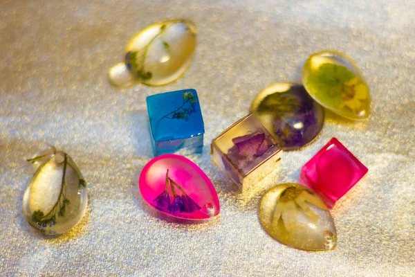 Cristales de resina epoxi con purpurina y flores — Foto de Stock