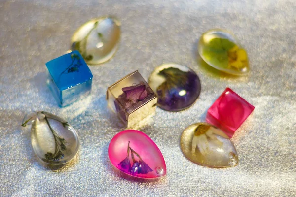 Epoksi reçine pırıltılar ve çiçeklerle kristalleri yapılmış