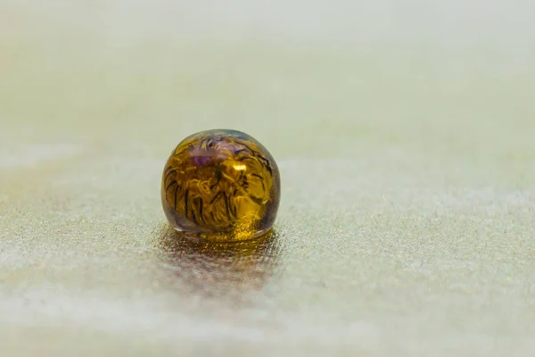 Кристалл в форме шара из эпоксидной смолы с одуванчиком — стоковое фото