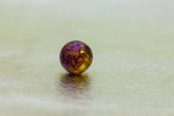 Bola de resina epoxi en forma de cristal con pétalos de color rosa — Foto de Stock