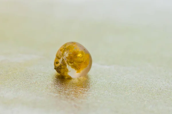 Кристалл в форме шара из эпоксидной смолы с желтыми лепестками — стоковое фото
