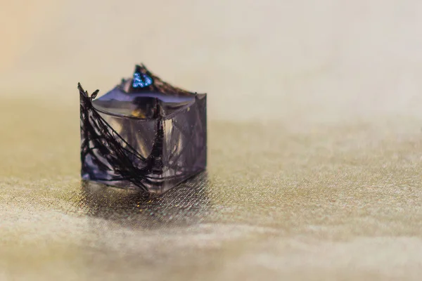 Эпоксидный кристалл смолы с павлиньим пером — стоковое фото