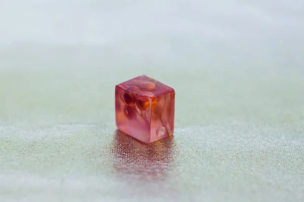 Rosa kristall tillverkad av epoxiharts — Stockfoto
