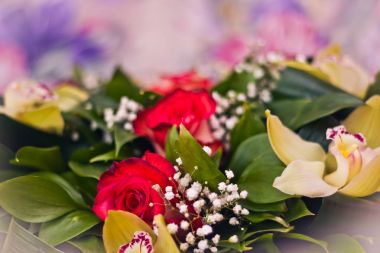 Güller ve Alstroemeria buket yakın çekim