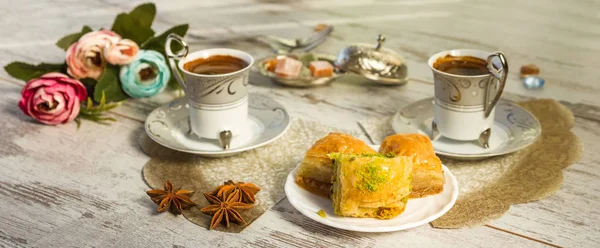 İki fincan Türk kahvesi ve plaka ile baklava