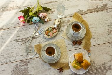 İki fincan Türk kahvesi ve plaka ile baklava Üstten Görünüm