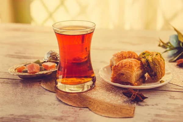 geleneksel baklava ile Türk çay bardak