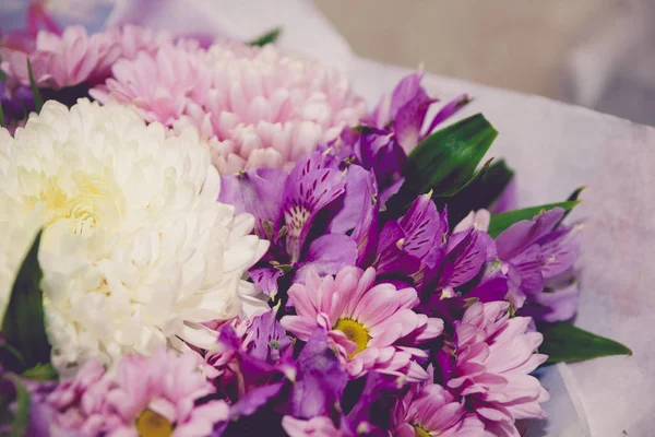 Crisântemos roxos e brancos e asteria bouquet close-up — Fotografia de Stock