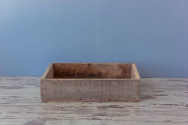 gri zemin ve mavi arka plan yakın çekim sığ de ahşap kutu