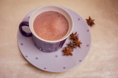 altın arka plan üzerinde mor bir kupa kakao