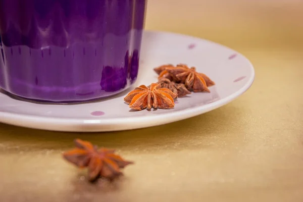 Taza violeta con estrellas de baden de cerca —  Fotos de Stock