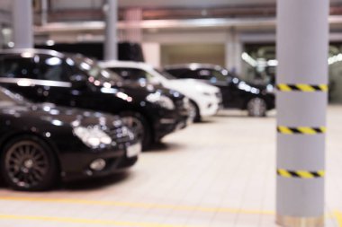 Odaklanmamış görüntü barikat bandı araba kuaförüne sarılı sütun