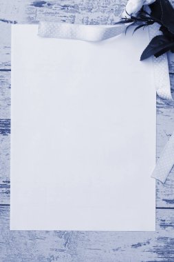 Beyaz çarşaflar, çiçekler ve ağaçların üzerinde saten kurdelelerle yatıyordu.