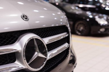 Mercedes araba vynil film standlarına yapıştırıldı.