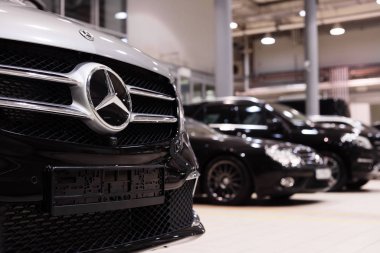 Mercedes araba vynil film standlarına yapıştırıldı.