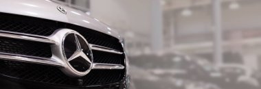 Mercedes araba vynil film standlarına yapıştırıldı.