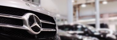 Vynil film afişi yapıştırılmış Mercedes arabası