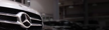 Vynil film afişi yapıştırılmış Mercedes arabası