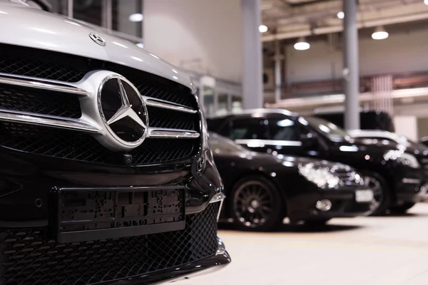 Mercedes voiture collée avec vynil films stands dans le concessionnaire — Photo