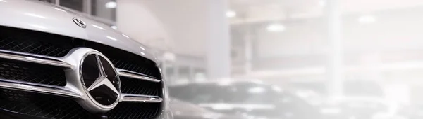 Mercedes voiture collée avec bannière de film vynil — Photo