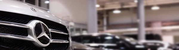 Mercedes carro colado com vynil filme banner — Fotografia de Stock
